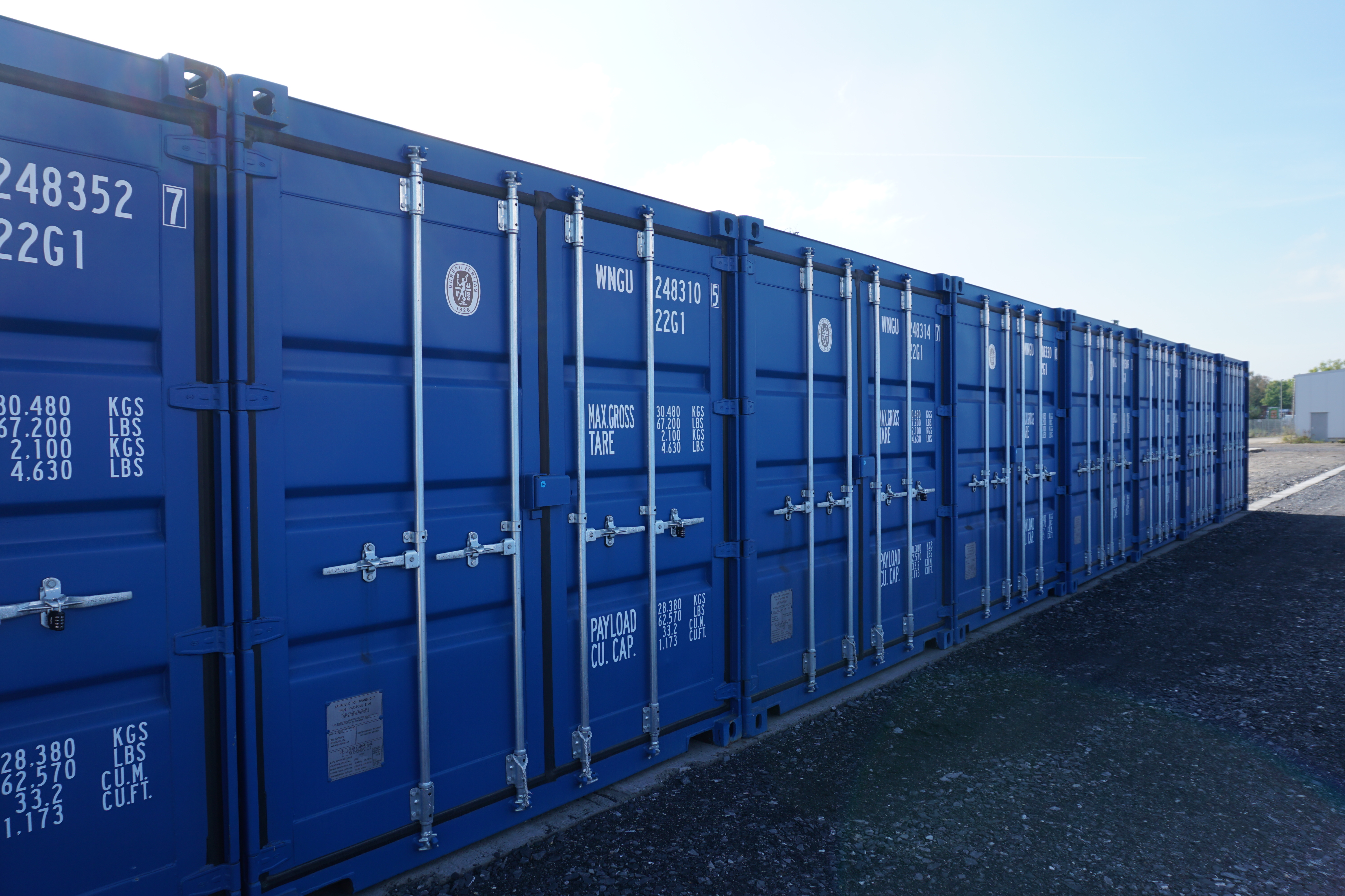 Lagermeister Standort Münster-Süd – blaue Lagercontainer mit Drive-In Zufahrt